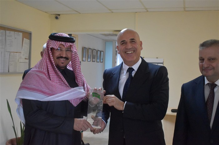 تسليم هدية تذكارية من الوفد السعودي للسيد المدير العام