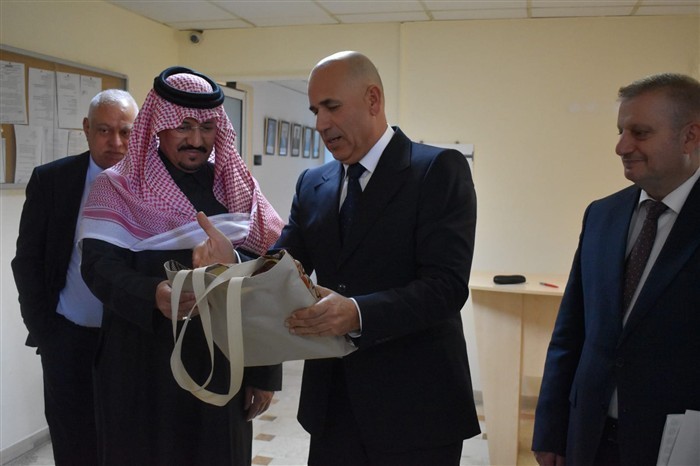 تسليم هدية تذكارية من المرصد الوطني للوفد السعودي